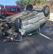 [Vídeo] Jovem fica ferido após bater em poste e carro capotar na Av. Governador Lamenha Filho