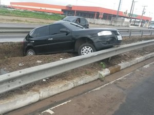 Motorista perde controle de carro e colide em ferros de proteção na AL-220