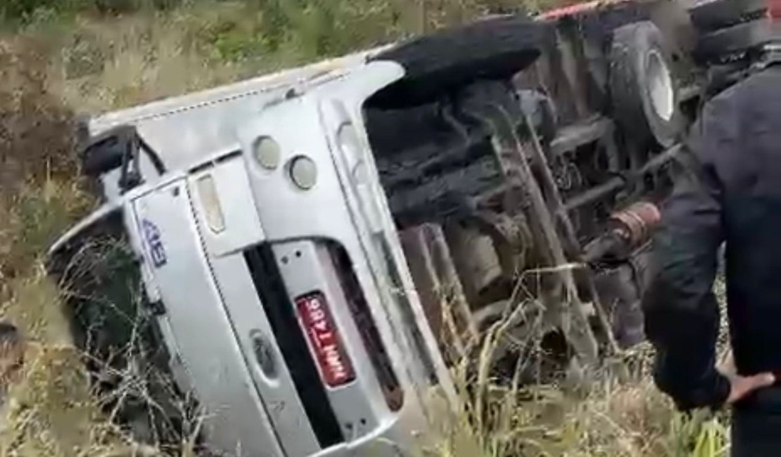 Caminhão tomba no Trevo de Olho d’Água das Flores e provoca lentidão na AL-220