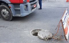 Trabalhador morre e outro desaparece em tubulação de esgoto em Maceió