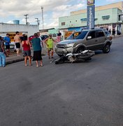 Motociclista é arremessado sobre carro e fica ferido após colisão em Arapiraca