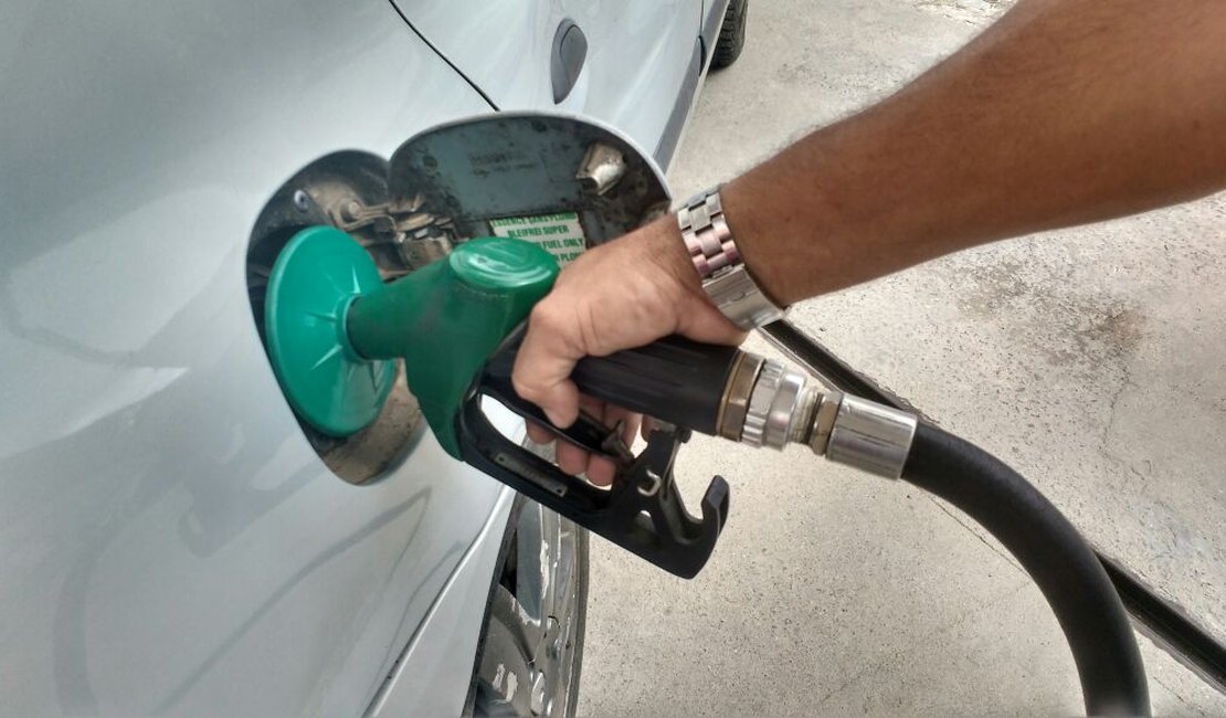 Petrobras reduz preço da gasolina em 2,8% nas refinarias