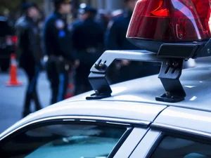 Criança liga para a polícia e mãe é presa por crime cruel no Texas
