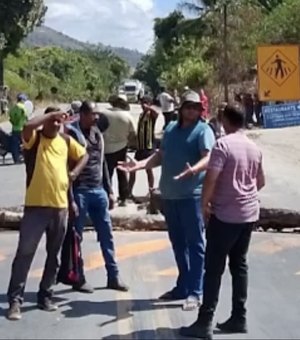 Indígenas voltam a bloquear BR-101 por prisão de motorista suspeito de atropelamento com morte