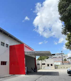 Homem tem pertences roubados e leva dois tiros nas costas no bairro Jacintinho