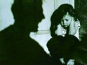 Padrasto tenta afogar enteada porque ficou irritado com  choro