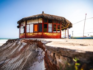 Com risco de desabamento, barraca na Praia do sobral é interditada pela Defesa Civil