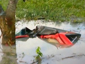 Carro com oito pessoas bate em árvore, capota e vai parar em área alagada no Pilar