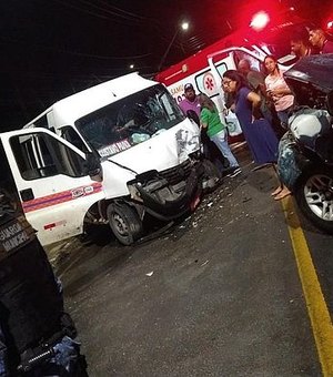 [Vídeo] Veja imagens do acidente entre van e carro que deixou seis pessoas feridas