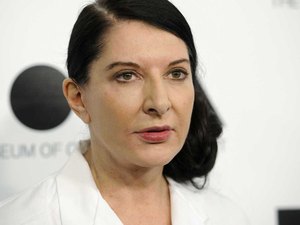 Artista Marina Abramovic é agredida com tela em Florença