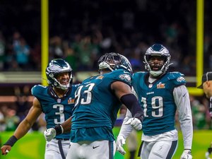 Nove Bolas de Ouro: astros do futebol acompanham vitória dos Eagles no Super Bowl LIX