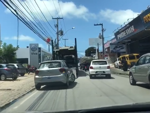 Vídeo mostra cegonha descarregando carros em local proibido e atrapalhando trânsito