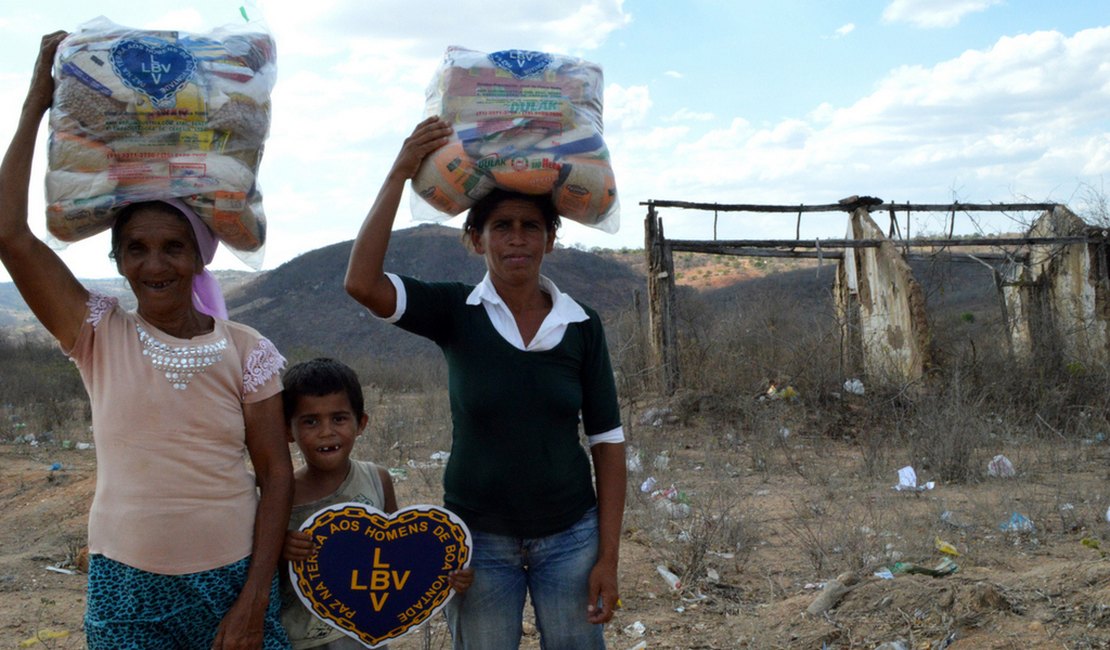Cerca de 300 famílias do Sertão de AL receberão cestas básicas 