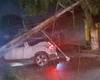 Condutor perde controle direcional e carro colide contra postes em Arapiraca