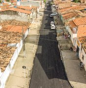 Seminfra aplica 80 toneladas de asfalto em rua no Prado