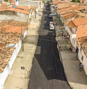 Seminfra aplica 80 toneladas de asfalto em rua no Prado