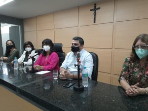 Câmara de Arapiraca realiza palestra do Outubro Rosa sobre câncer de mama e de cólo do útero