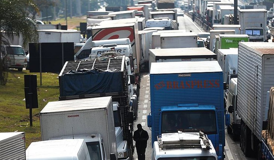 Justiça Federal proibe caminhoneiros grevistas de bloquear BR-101