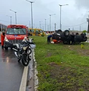 Motorista fica ferida após capotamento de caminhonete na Rota do Mar