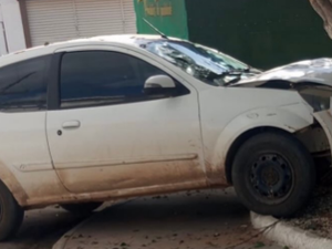 Carro invade praça e colide contra árvore no Centro de Craíbas