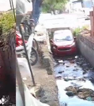 Motorista cai com carro em córrego ao tentar fugir de assalto na Levada