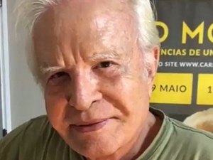 Ao sair de sauna, Cid Moreira elogia mulher: 'Amor que transcende'