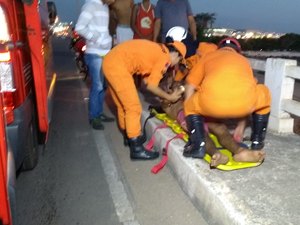 Populares impedem homem que tentava pular de ponte