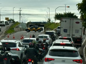 Moradores bloqueiam Av. Josefa de Melo contra mudanças nas linhas de ônibus e deixam trânsito parado
