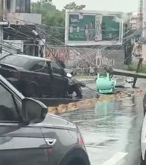 [Vídeo] Motorista colide contra poste na Leste-Oeste e deixa região sem energia elétrica