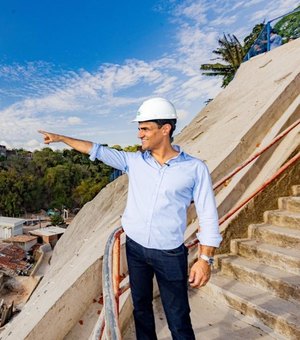 Prefeito JHC vistoria obra de contenção no Vale do Reginaldo