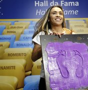 Marta é a primeira mulher a entrar na calçada da fama do Maracanã