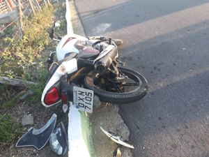 Jovem de 26 anos morre ao colidir moto em estaca na AL-130