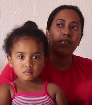 [Vídeo] Mãe desempregada pede doação de roupa e comida para filha e neta 