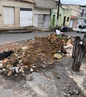 Entulho é esquecido pela Casal após reparo em rua que afundou por causa de vazamento de água