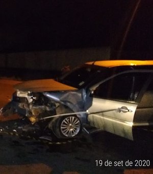 Três veículos se envolvem em acidente e uma pessoa fica ferida na AL 110 em Arapiraca