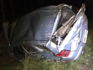 Carro capota e deixa três feridos na AL-101 Sul, em Piaçabuçu