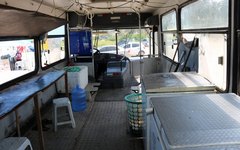Empresário criou ônibus-bar na Praia de Antunes, em Maragogi