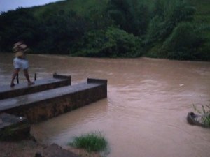 [Vídeo] Rio Jacuípe transborda e águas invadem ruas da cidade