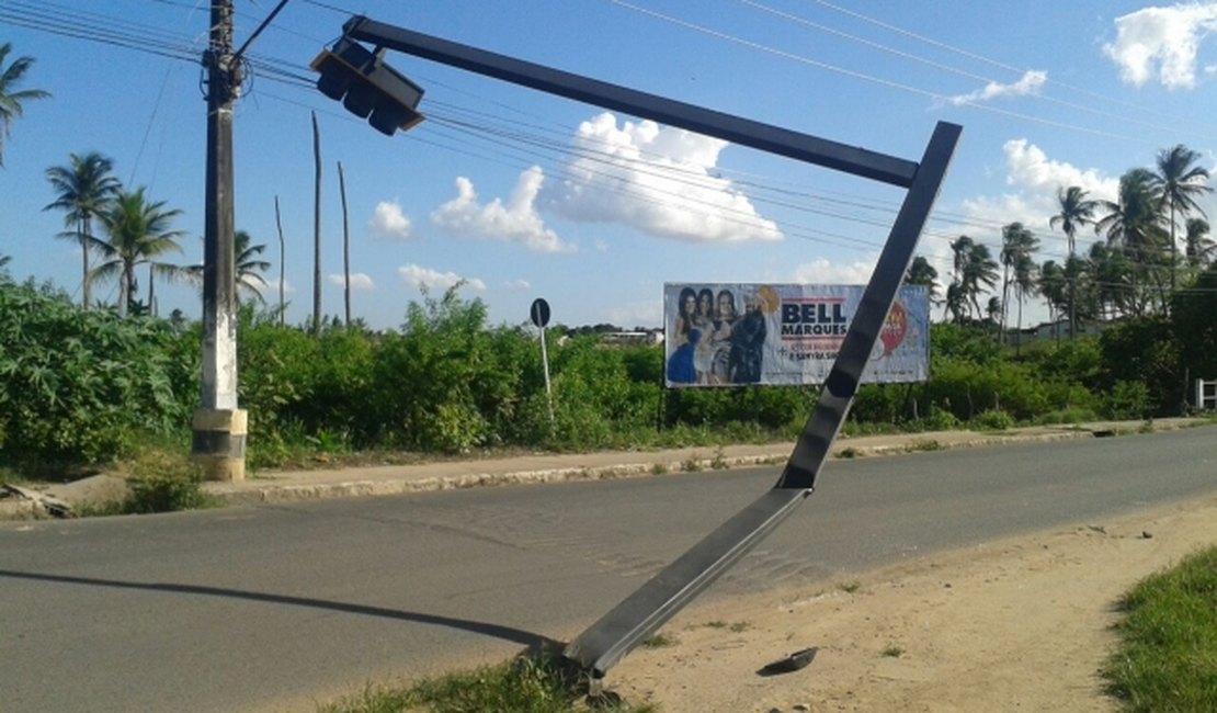Motorista de caminhão danifica semáforo e causa curto-circuito na rede elétrica