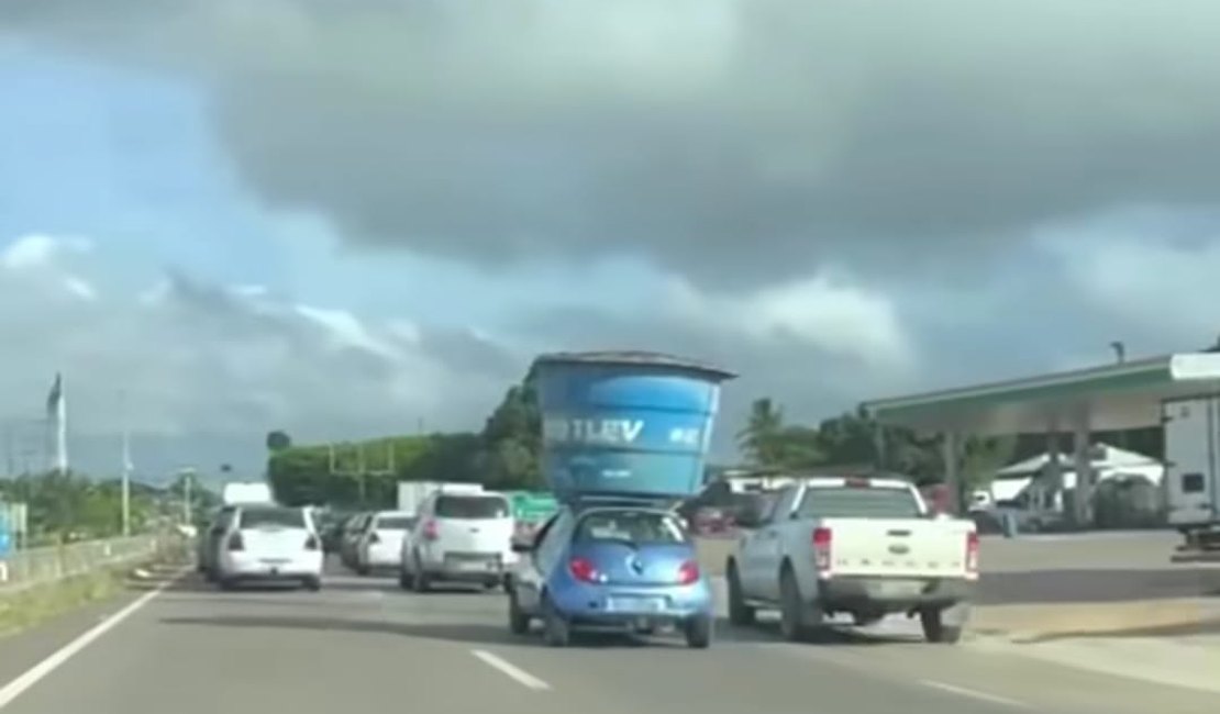 Veículo Ford Ka é flagrado transportando caixa d’água de 3 mil litros em Arapiraca