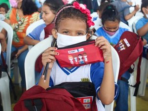 Prefeitura de Maceió e Cruz Vermelha entregam kits escolares a mais de 1.400 alunos