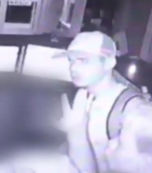 Vídeo: dois homens invadem hotel e roubam recepcionista na Jatiúca