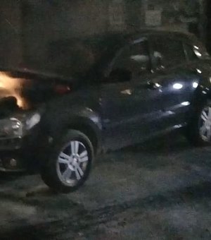 Carro pega fogo após colisão no Centro de Arapiraca