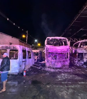 Garagem de veículos pega fogo e destrói ônibus e vans no município de Igaci