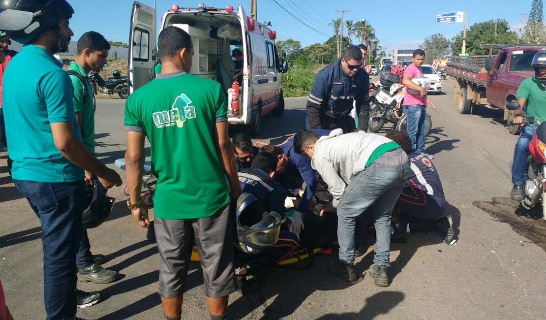 Colisão entre caminhão-pipa e motocicleta deixou uma vítima gravemente ferida na AL 110