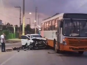 Carro e ônibus colidem na AL-105 no município de São Luís do Quitunde