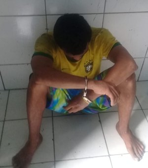Polícia prende homem furtando porta de prédio no Centro de Maceió 