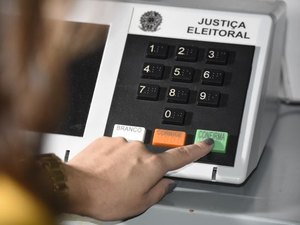 Maioria dos filiados a partidos em Alagoas cursou até o ensino médio