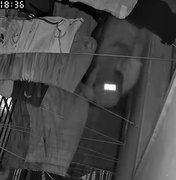 [Vídeo] Câmeras registram homem furtando objetos de varanda no Tabuleiro do Martins
