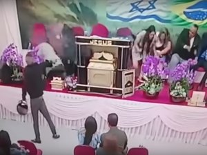 Homem atira em pastor no altar durante culto